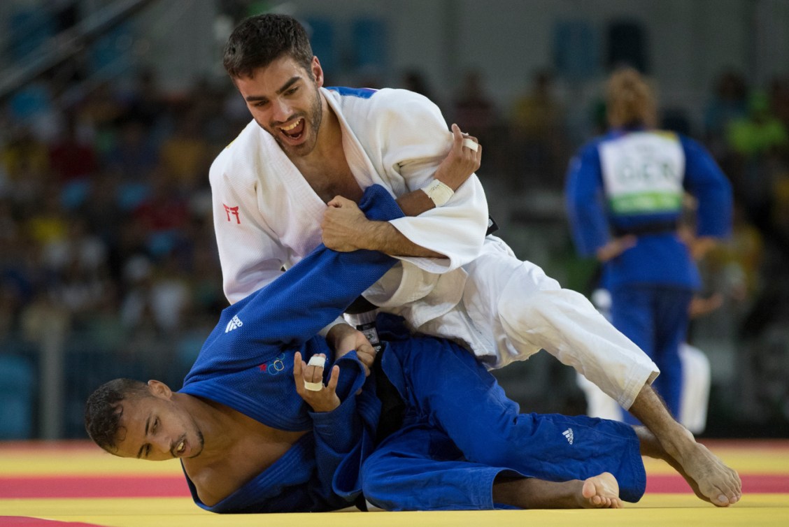 Antoine Bouchard maintien son adversaire au sol.