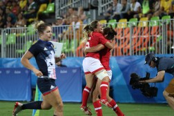 Les joueuses du Canada célèbrent après avoir après avoir marqué un essai lors du match de la médaille de bronze face à la Grande-Bretagne aux Jeux de Rio. 8 août 2016 (Photo/Stephen Hosier)