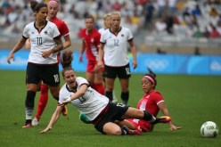 L'Allemande Sara Daebritz, subit un tackle de la Canadienne Desiree Scott, lors du match de demi-finale du tournoi olympique des Jeux de 2016, à Rio. (AP Photo/Leo Correa)