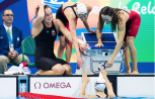 Penny Oleksiak célèbre avec ses coéquipières : Sandrine Mainville, Chantal Van Landeghem et Taylor Ruck après avoir remporté le bronze au relais 4x100 m à Rio, le 6 aout 2016.COC Photo/Mark Blinch