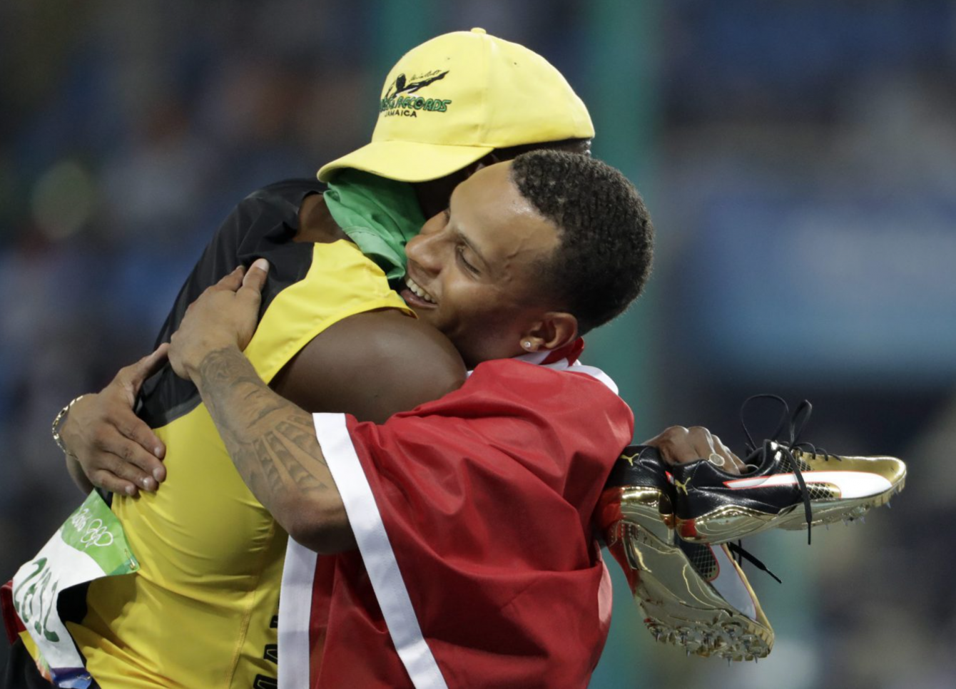 Bolt et De Grasse célèbrent après la finale du 100 m aux Jeux olympiques de Rio, le 14 août 2016.