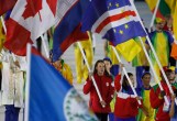 La porte-drapeau du Canada, Penny Oleksiak, lors de la cérémonie de clôture aux Jeux de 2016, à Rio. Photo : COC.