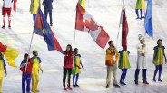 La porte-drapeau du Canada, Penny Oleksiak, lors de la cérémonie de clôture aux Jeux de 2016, à Rio. Photo : COC.