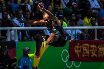Damian Warner lors de l'épreuve du saut en longueur en décathlon aux Jeux olympiques de 2016, à Rio. Photo : COC