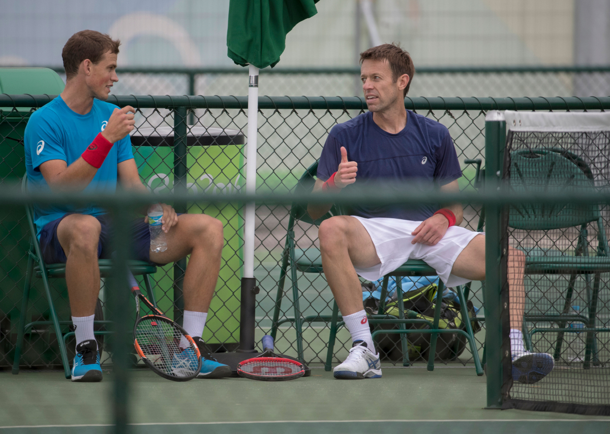 Vasek Pospisil et Daniel Nestor se pratiquent en vue des Jeux olympiques de Rio, le mercredi 3 août 2016. Photo du COC par Jason Ransom