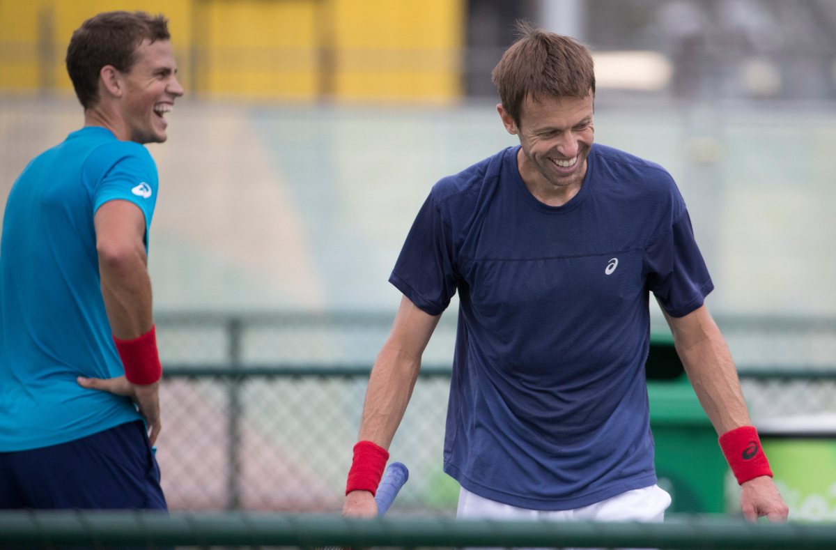 Vasek Pospisil et Daniel Nestor se pratiquent en vue des Jeux olympiques de Rio, le mercredi 3 août 2016. Photo du COC par Jason Ransom