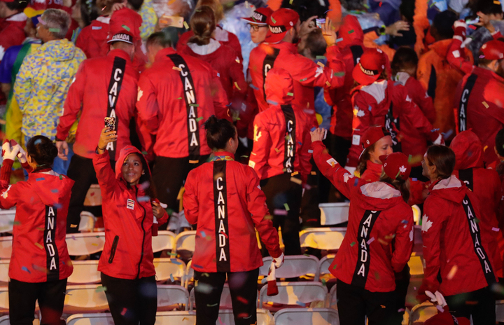 Équipe Canada lors de la cérémonie de clôture des Jeux olympiques de 2016, à Rio. (AP Photo/Charlie Riedel)