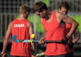 Iain Smythe jongle avec la balle sur son bâton lors d’un match amical contre la Nouvelle-Zélande aux Jeux olympiques de 2016, à Rio. COC Photo by Jason Ransom