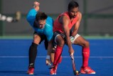 Keegan Pereira bataille pour la balle avec Simon Child lors d’un match amical contre la Nouvelle-Zélande aux Jeux olympiques de 2016, à Rio. COC Photo by Jason Ransom