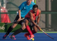 Keegan Pereira bataille pour la balle lors d’un match amical contre la Nouvelle-Zélande aux Jeux olympiques de 2016, à Rio. COC Photo by Jason Ransom