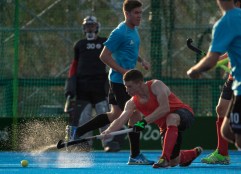 Scott Tupper propulse la balle lors d’un match amical contre la Nouvelle-Zélande aux Jeux olympiques de 2016, à Rio. COC Photo by Jason Ransom