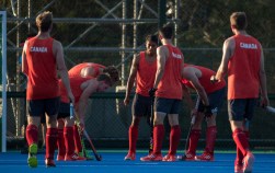 Les joueurs d’Équipe Canada en discussion lors d’un match amical contre la Nouvelle-Zélande aux Jeux olympiques de 2016, à Rio. COC Photo by Jason Ransom