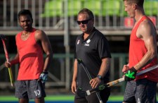 L’entraîneur en chef Anthony Farry en discussion lors d’un match amical contre la Nouvelle-Zélande aux Jeux olympiques de 2016, à Rio. COC Photo by Jason Ransom