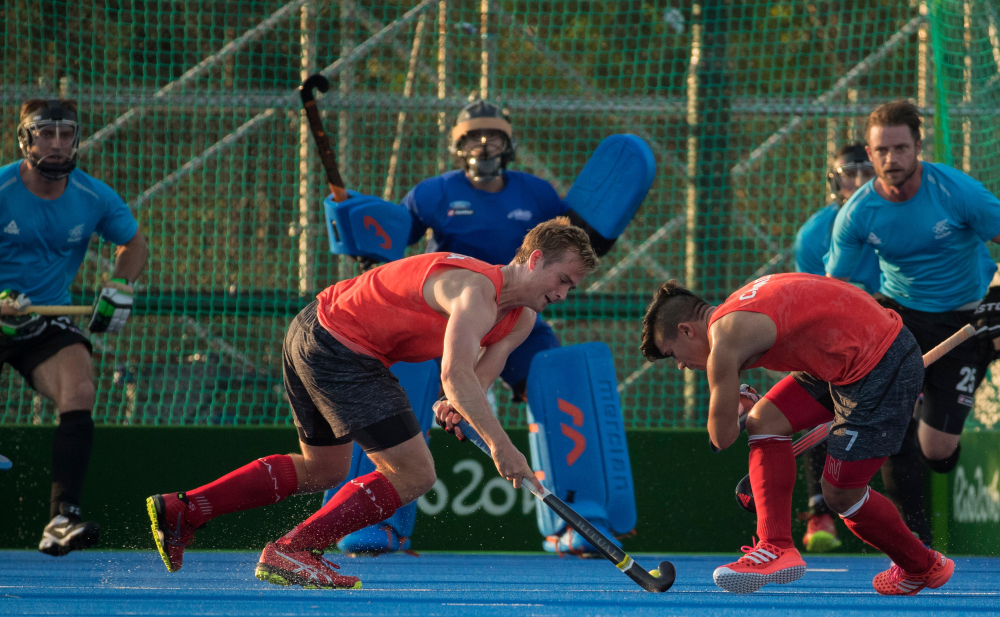 Gordon Johnston d’Équipe Canada lance sur le gardien adverse lors d’un match amical contre la Nouvelle-Zélande aux Jeux olympiques de 2016, à Rio. COC Photo by Jason Ransom