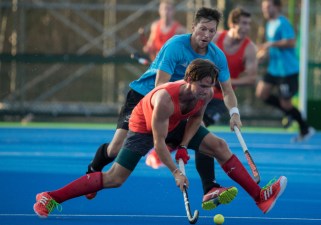 Adam Froese protégeant la balle lors d’un match amical contre la Nouvelle-Zélande aux Jeux olympiques de 2016, à Rio. COC Photo by Jason Ransom