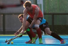 Mark Pearson protège la balle lors d’un match amical contre la Nouvelle-Zélande aux Jeux olympiques de 2016, à Rio. COC Photo by Jason Ransom