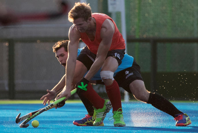 Mark Pearson protège la balle lors d’un match amical contre la Nouvelle-Zélande aux Jeux olympiques de 2016, à Rio. COC Photo by Jason Ransom