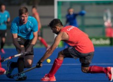 Sukhi Panesar bataille pour la balle lors d’un match amical contre la Nouvelle-Zélande aux Jeux olympiques de 2016, à Rio. COC Photo by Jason Ransom