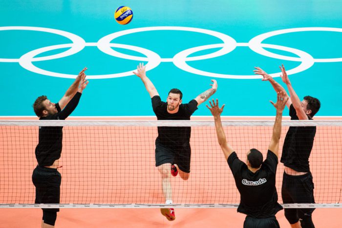 Steve Marshall (centre) en action lors de l’entraînement d’Équipe Canada en vue du tournoi olympique des Jeux de Rio, 2016. COC Photo/Mark Blinch