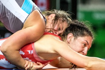 Erica Wiebe se bat dans les moins de 75 kg en lutte féminine pendent les demi-finales au Stade Carioca, aux Jeux olympiques de Rio le 18 août 2016. COC Photo/David Jackson