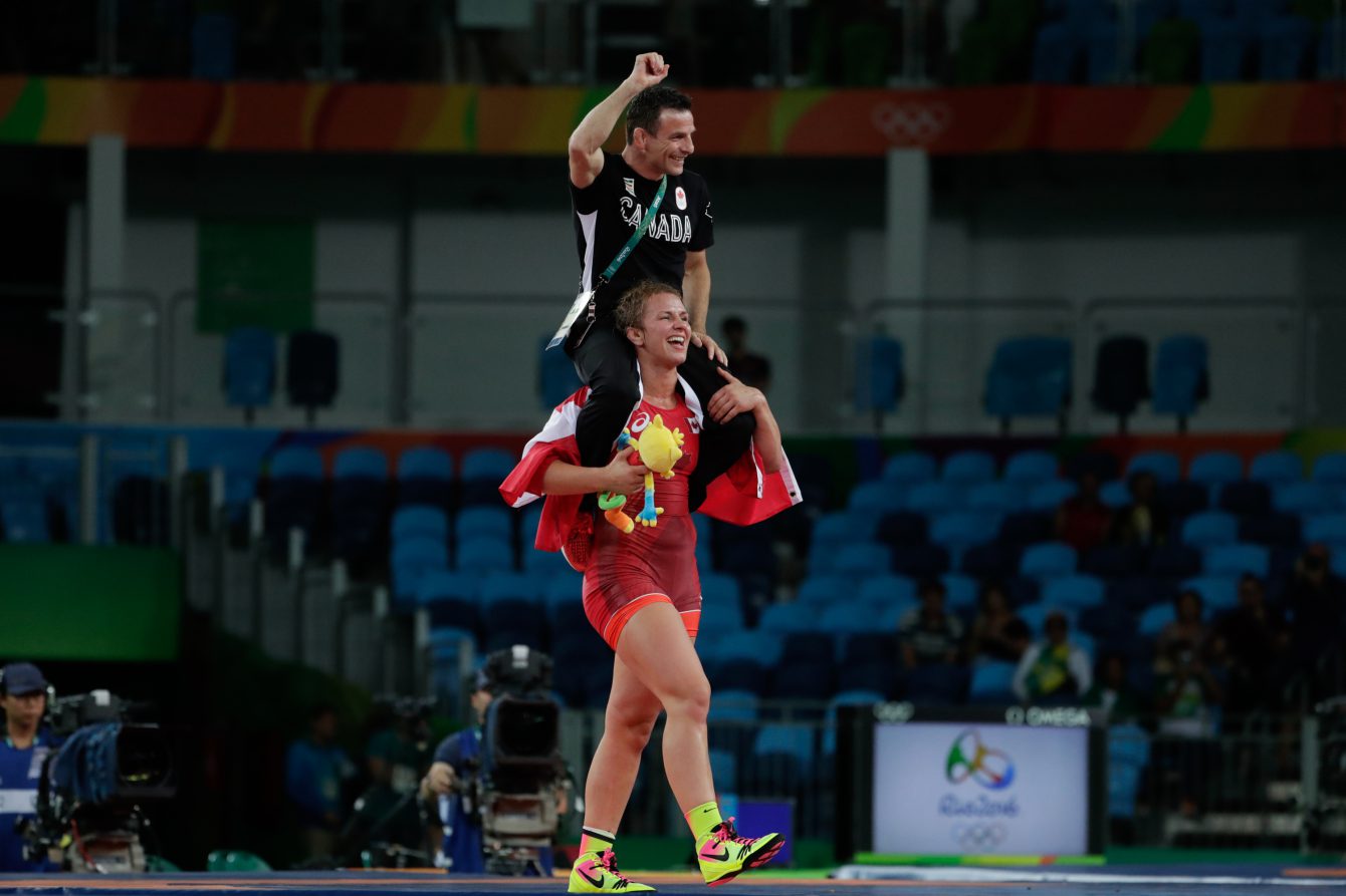 Erica Wiebe célèbre sa médaille d'or chez les 75 kg en lutte, obtenue contre la Kazakhe Guzel Manyurova, le 18 août 2016. COC Jason Ransom