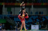 Erica Wiebe célèbre sa médaille d'or chez les 75 kg en lutte, obtenue contre la Kazakhe Guzel Manyurova, le 18 août 2016. COC Jason Ransom