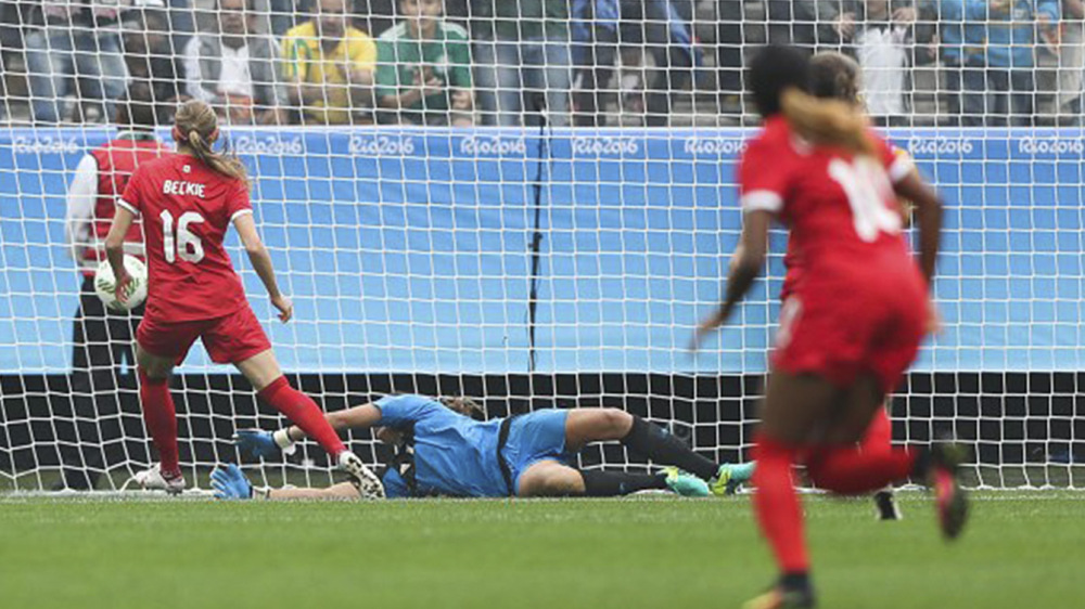La Canadienne Janine Beckie réalisant le but le plus rapide de l'histoire du soccer féminin aux Jeux olympiques, le 3 août 2016 à São Paulo.