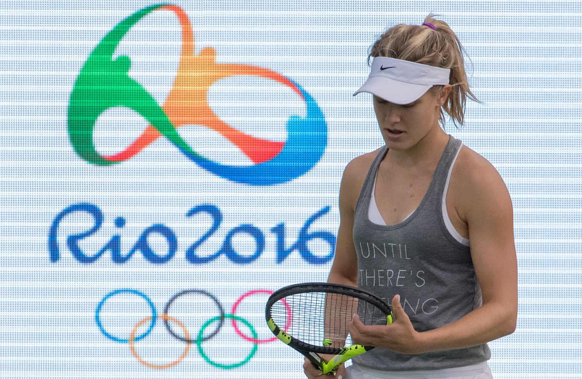 Genie Bouchard pratique sous la pluie avant le début des Jeux olympiques à Rio , de Janeiro au Brésil, mardi le 2 août 2016. Photo du COC par Jason Ransom
