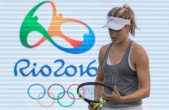 Genie Bouchard pratique sous la pluie avant le début des Jeux olympiques à Rio , de Janeiro au Brésil, mardi le 2 août 2016. Photo du COC par Jason Ransom