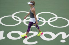 Genie Bouchard pratique sous la pluie avant le début des Jeux olympiques à Rio , de Janeiro au Brésil, mardi le 2 août 2016. Photo du COC par Jason Ransom