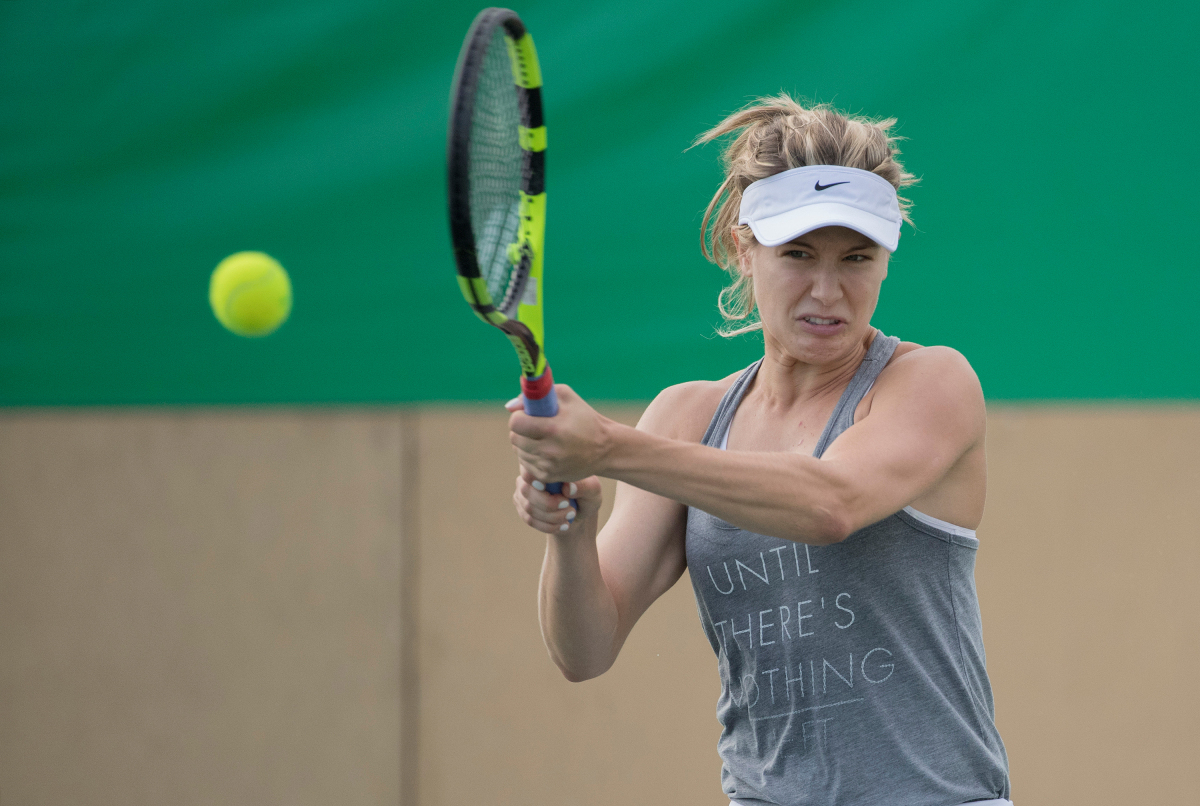 Genie Bouchard pratique sous la pluie avant le début des Jeux olympiques à Rio , de Janeiro au Brésil, mardi le 2 août 2016. Photo du COC par Jason Ransom