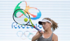 Genie Bouchard pratique sous la pluie avant le début des Jeux olympiques à Rio , de Janeiro au Brésil, mardi le 2 août 2016. Photo du COC par Jason Ransom