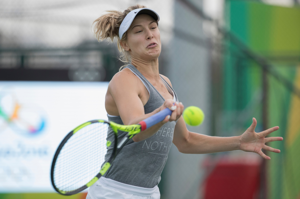 Genie Bouchard pratique sous la pluie avant le début des Jeux olympiques à Rio , de Janeiro au Brésil, mardi le 2 août 2016. Photo du COC par Jason Ransom