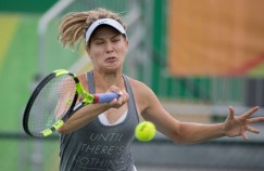 Genie Bouchard pratique sous la pluie avant le début des Jeux olympiques à Rio , de Janeiro au Brésil, mardi le 2 août 2016. Photo du COC par Jason Ransom