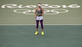 Genie Bouchard pratique sous la pluie avant le début des Jeux olympiques à Rio , de Janeiro au Brésil, mardi le 2 août 2016. Photo du COC par Jason Ransom