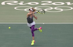 Genie Bouchard pratique sous la pluie avant le début des Jeux olympiques à Rio , de Janeiro au Brésil, mardi le 2 août 2016. Photo du COC par Jason Ransom