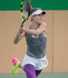 Genie Bouchard pratique sous la pluie avant le début des Jeux olympiques à Rio , de Janeiro au Brésil, mardi le 2 août 2016. Photo du COC par Jason Ransom