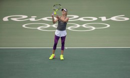 Genie Bouchard pratique sous la pluie avant le début des Jeux olympiques à Rio , de Janeiro au Brésil, mardi le 2 août 2016. Photo du COC par Jason Ransom