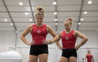 Brittany Rogers et Ellie Black discutant lors de la session d’entraînement d’Équipe Canada aux Jeux de Rio, 2016. COC Photo par Jason Ransom