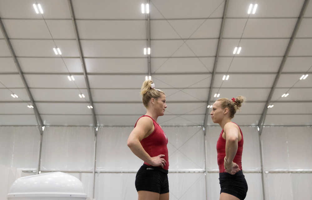 Brittany Rogers et Ellie Black discutant lors de la session d’entraînement d’Équipe Canada aux Jeux de Rio, 2016. COC Photo par Jason Ransom