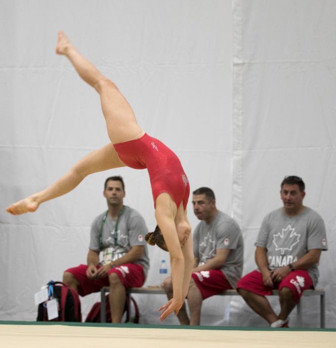 Shallon Olsen se réchauffe lors de la session d’entraînement d’Équipe Canada aux Jeux de Rio, 2016. COC Photo par Jason Ransom