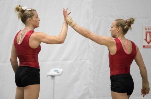 Brittany Rogers (gauche) félicitant Ellie Black lors de la session d’entraînement d’Équipe Canada aux Jeux de Rio, 2016. COC Photo par Jason Ransom