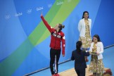 Hilary Caldwell, médaillée de bronze, durant la cérémonie des médailles suite à la finale du 200 m dos aux Jeux de Rio. 12 août 2016. Photo Steve Boudreau