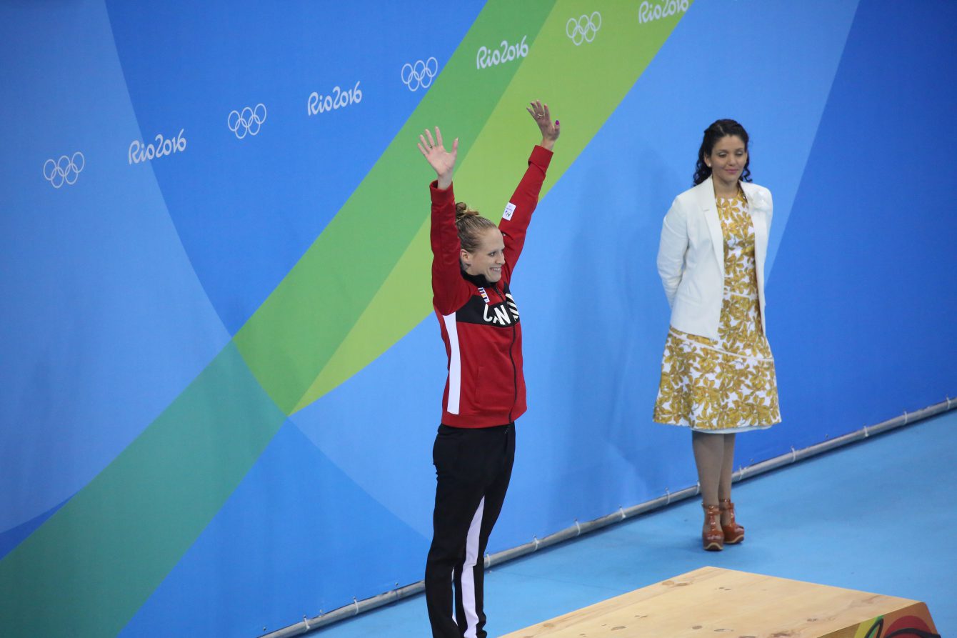 Hilary Caldwell, médaillée de bronze, durant la cérémonie des médailles suite à la finale du 200 m dos aux Jeux de Rio. 12 août 2016. Photo Steve Boudreau