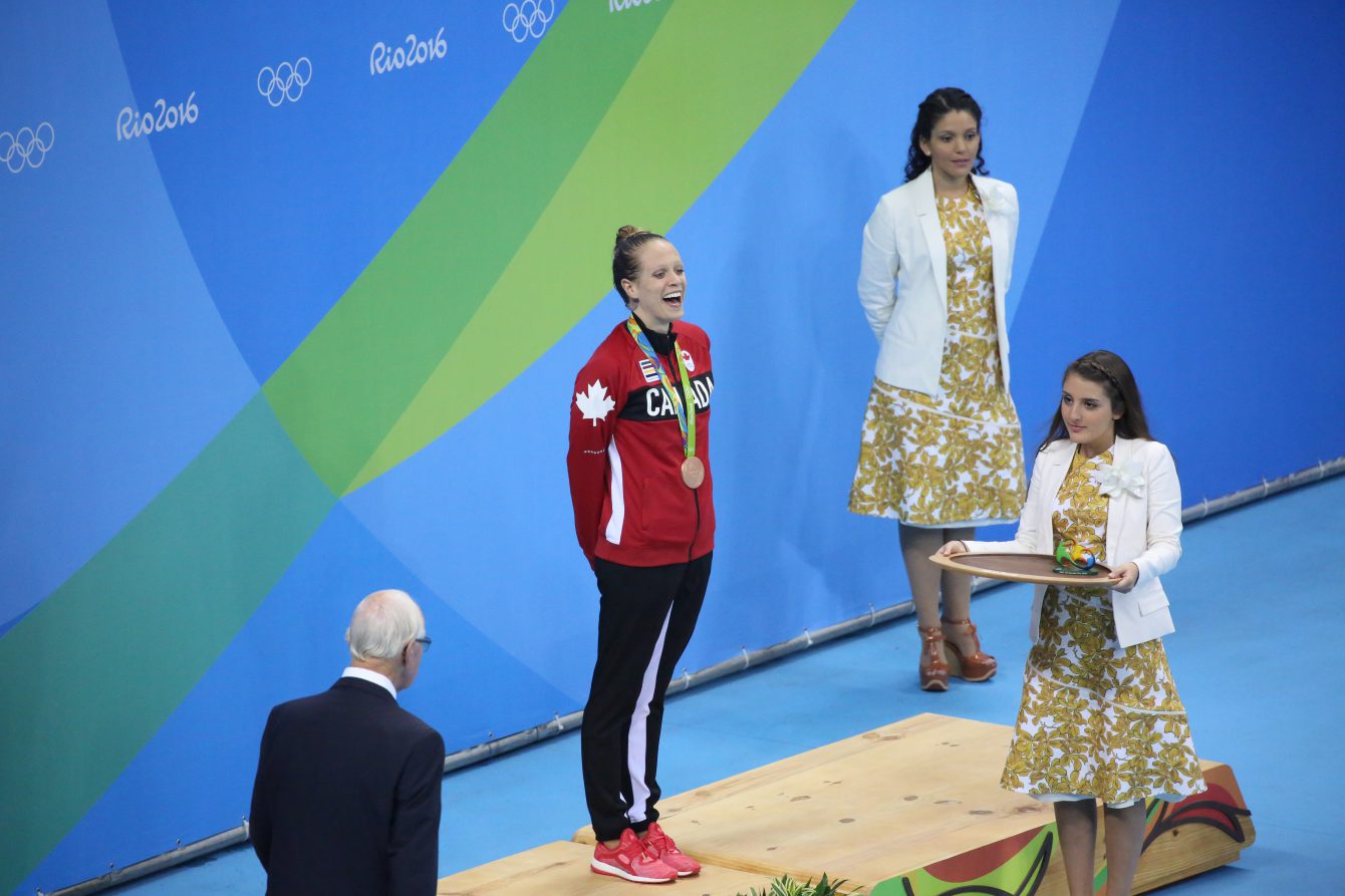 Hilary Caldwell, médaillée de bronze, durant la cérémonie des médailles suite à la finale du 200 m dos aux Jeux de Rio. 12 août 2016. Photo Steve Boudreau