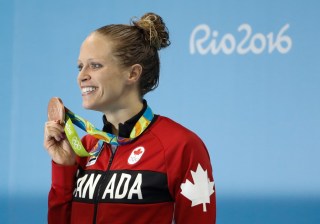 Hilary Caldwell, médaillée de bronze, durant la cérémonie des médailles suite à la finale du 200 m dos aux Jeux de Rio. 12 août 2016. Photo Mark Blinch