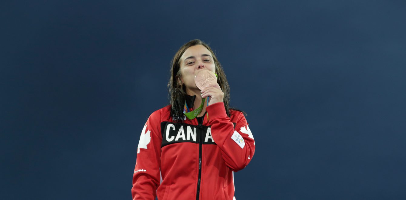 Meaghan Benfeito reçoit sa médaille de bronze du 10 m individuel aux Jeux olympiques de Rio, le 18 août 2016. Photo du COC/Jason Ransom