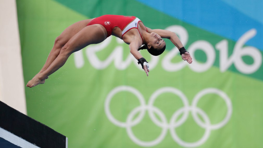 Une plongeuse saute de la tour de 10 m à Rio 2016