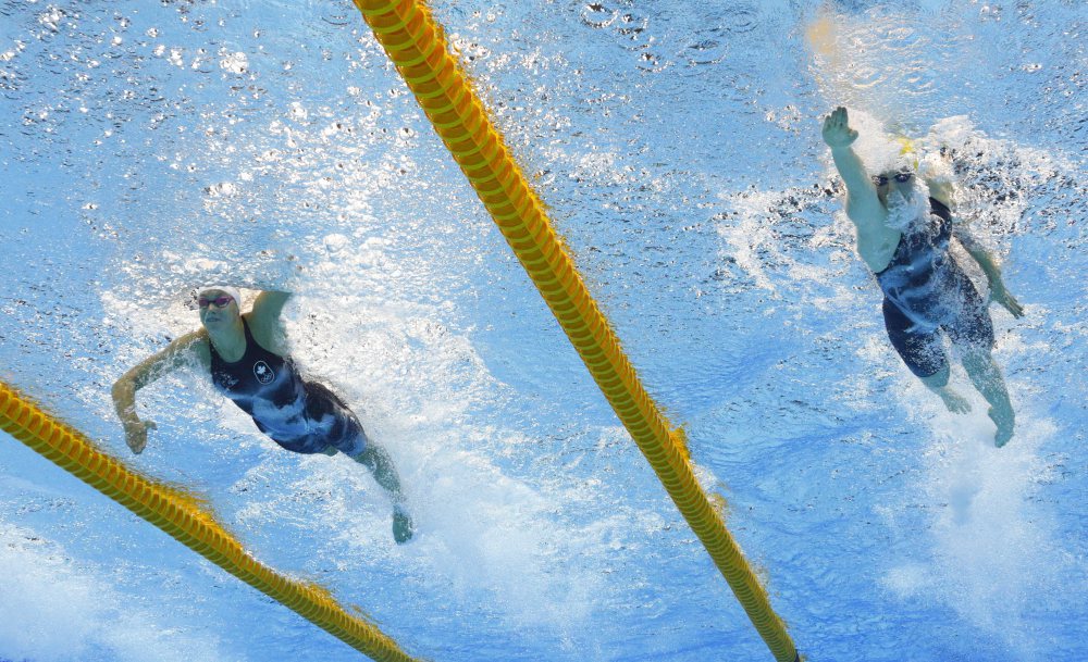 Penny Oleksiak (gauche) et Cate Campbell (Australie, droite) durant la finale du 100 m style libre aux Jeux de Rio 2016. 11 août 2016. (AP Photo/Lee Jin-man)