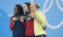 Penny Oleksiak (centre) sur le podium avec sa médaille d'or du 100 m libre aux Jeux de Rio, en compagne de Simone Manuel (or,gauche) et Sarah Sjostrom (bronze, droite). Photo Jason Ransom/COC